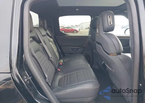 2025 Rivian R1T Ascend Tri Motor Max Pack/Premium Tri Motor Max Pack z USA, uszkodzony, nr VIN 7FCTGCAP0SN040102